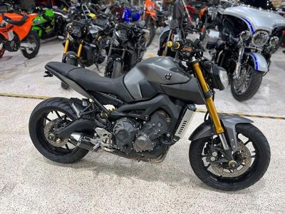 2015 Yamaha FZ-09 — front three-quarter view