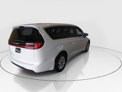 2023 Chrysler Pacifica - Photo 7