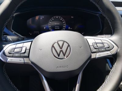 2024 Volkswagen Taos — photo 12 view