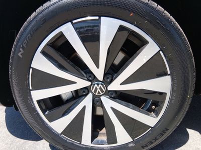 2024 Volkswagen Taos — photo 10 view