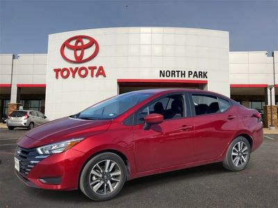 2025 Nissan Versa 1.6 SV in Scarlet Ember Tintcoat — front three-quarter view