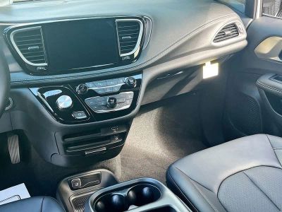 2026 Chrysler Pacifica — photo 18 view
