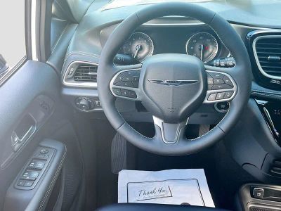 2026 Chrysler Pacifica — photo 17 view