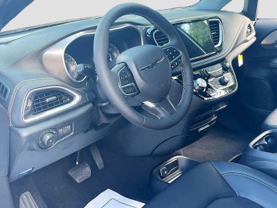 2026 Chrysler Pacifica — photo 9 view