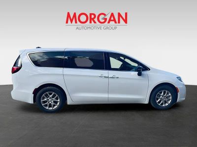 2026 Chrysler Pacifica — photo 8 view