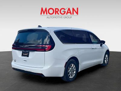 2026 Chrysler Pacifica — photo 7 view