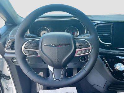 2026 Chrysler Pacifica — photo 11 view