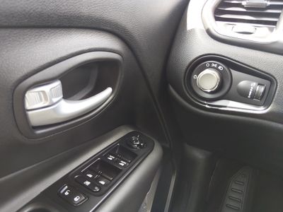 2023 Jeep Renegade - Photo 13