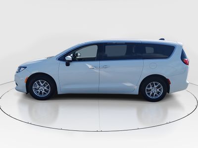2022 Chrysler Voyager - Photo 4