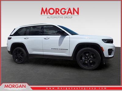 2023 Jeep Grand Cherokee Altitude in White/off-white — front three-quarter view