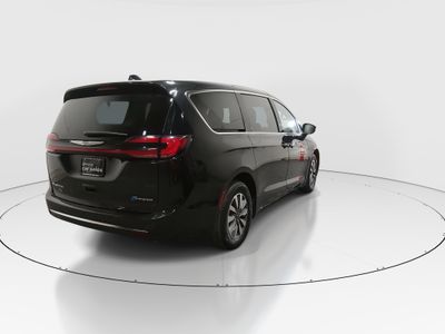 2023 Chrysler Pacifica — photo 7 view