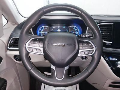 2023 Chrysler Pacifica — photo 12 view