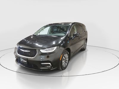 2023 Chrysler Pacifica — rear three-quarter view