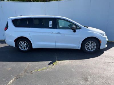 2024 Chrysler Pacifica — side profile view