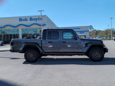 2024 Jeep Gladiator - Photo 2