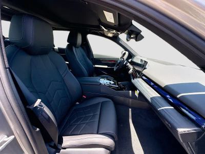 2027 BMW 5 Series — photo 21 view