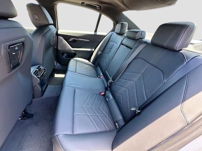 2027 BMW 5 Series — photo 18 view