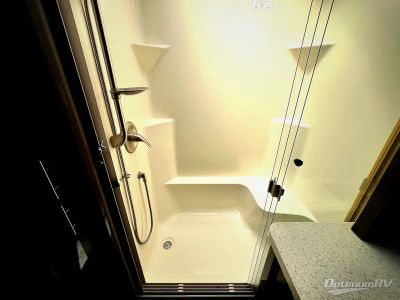 2017 Augusta RV Ambition — photo 17 view