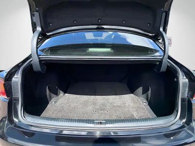2018 Lexus IS — photo 11 view