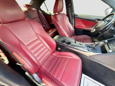 2018 Lexus IS — photo 13 view