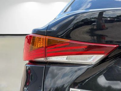2018 Lexus IS — photo 10 view