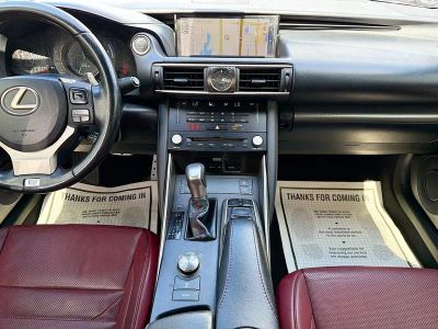 2018 Lexus IS — photo 17 view