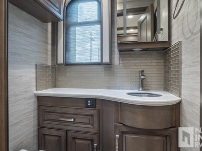 2023 Newmar Essex — photo 19 view
