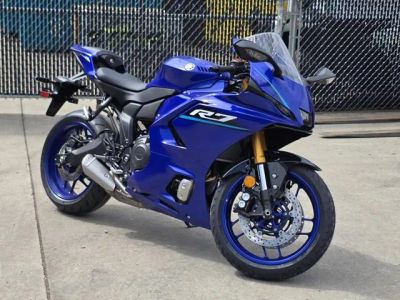2026 Yamaha YZF-R7 — front three-quarter view