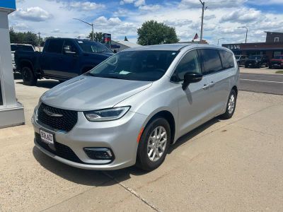2024 Chrysler Pacifica — side profile view