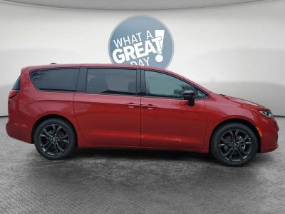 2026 Chrysler Pacifica — side profile view