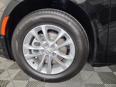 2026 Chrysler Pacifica — photo 8 view