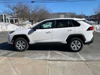 2024 Toyota RAV4 LE - Photo 8