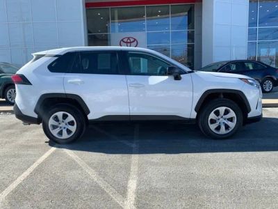 2024 Toyota RAV4 LE - Photo 3