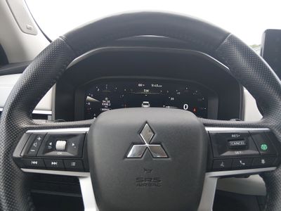 2025 Mitsubishi Outlander — photo 12 view