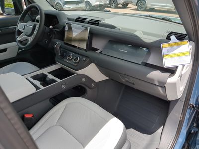 2022 Land Rover Discovery — photo 11 view