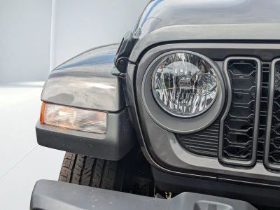 2025 Jeep Gladiator — photo 8 view