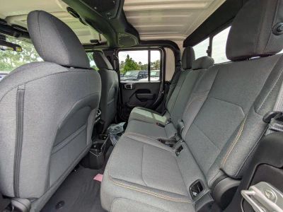 2025 Jeep Gladiator — photo 12 view