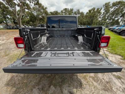 2025 Jeep Gladiator — photo 11 view