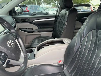 2018 Toyota Highlander — photo 12 view