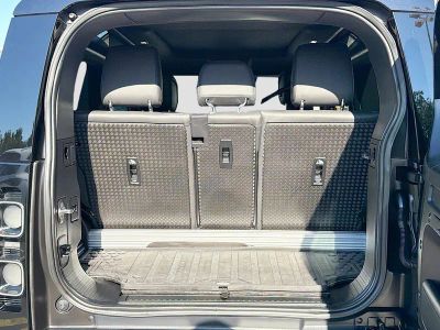 2023 Land Rover Defender — photo 11 view