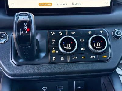 2023 Land Rover Defender — photo 32 view