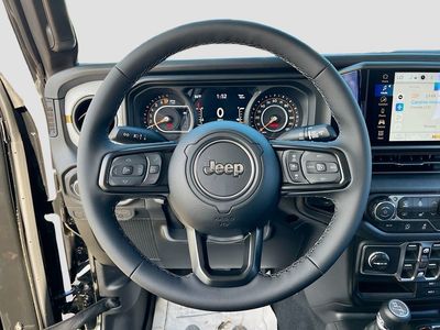 2026 Jeep Gladiator — photo 11 view