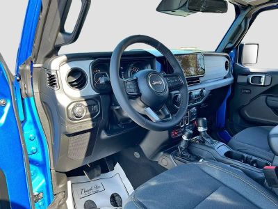 2026 Jeep Gladiator — photo 9 view