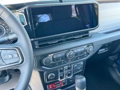2026 Jeep Gladiator — photo 13 view