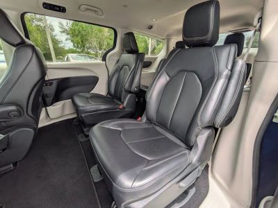 2024 Chrysler Pacifica Hybrid — photo 13 view