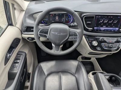 2024 Chrysler Pacifica Hybrid — photo 15 view