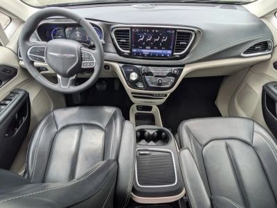 2024 Chrysler Pacifica Hybrid — photo 14 view