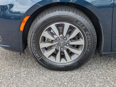 2024 Chrysler Pacifica Hybrid — photo 10 view