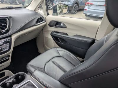 2024 Chrysler Pacifica Hybrid — photo 16 view