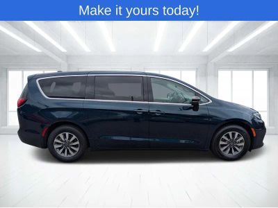 2024 Chrysler Pacifica Hybrid — side profile view